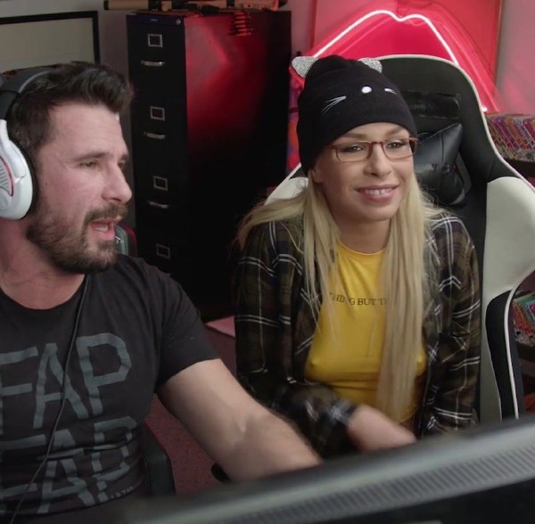 Carmen Caliente, Manuel Ferrara – Gamer Girls